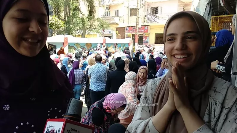 الفرنساوى يمحو أحزان اللغة العربية ويرسم البهجة على وجوه طالبات الثانوية العامة بالمنوفية.. فيديو وصور
