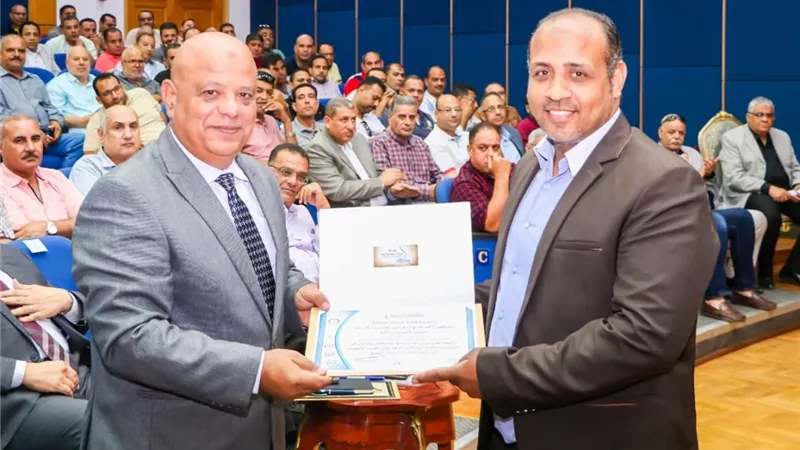 رئيس ميناء دمياط يكرم العاملين المتميزين..صور