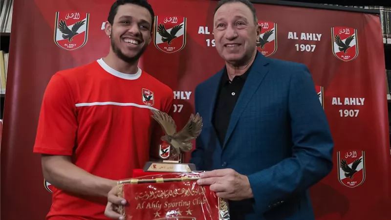 الخطيب يكرم مصطفى عسل بعد فوزه ببطولة العظماء الثمانية للإسكواش