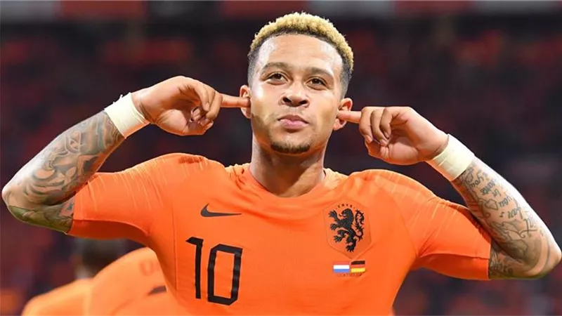 برشلونة يحدد قيمة الاستغناء عن ديباى