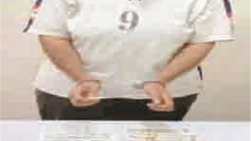 العامل استغل سفرها .. وسرق أموالها!