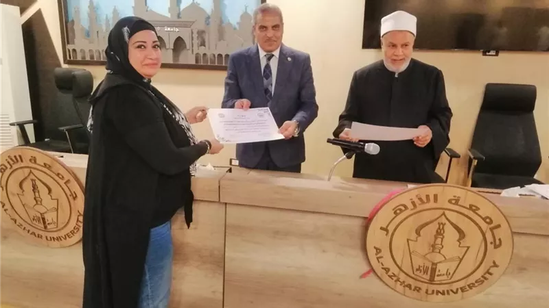 رئيس جامعة الأزهر يكرم أعضاء الشئون القانونية بعد اجتيازهم الدورات التدريبية بالتعاون مع وزارة العدل