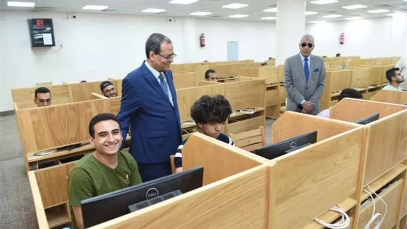 رئيس جامعة سوهاج يتفقد الامتحانات الإلكترونية لطلاب كلية الطب البشري