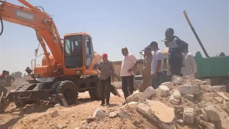 إزالة 5 حالات تعدى بالبناء بمركز المنيا