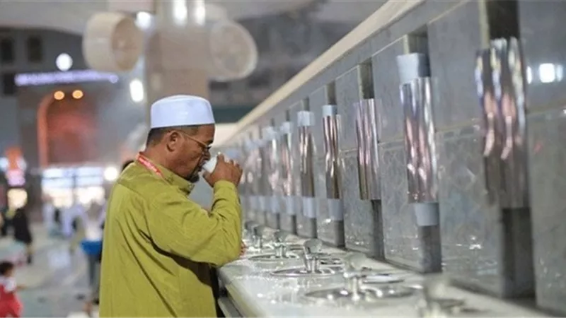 7آداب للشرب من ماء زمزم