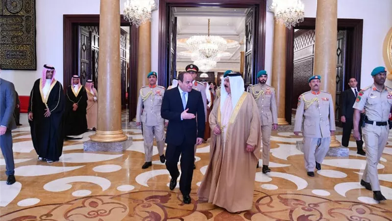 تفاصيل لقاء ومباحثات الرئيس السيسي وملك البحرين بالمنامة