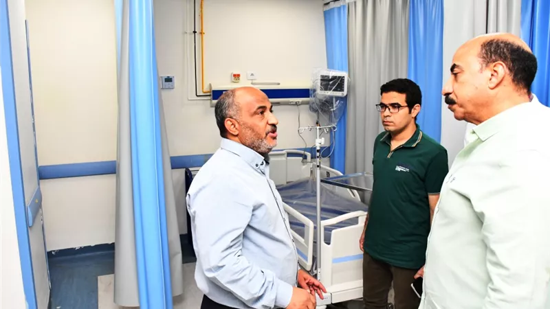 أشرف عطية يتفقد التوسعات الجارية لمستشفيات أسوان الجامعى