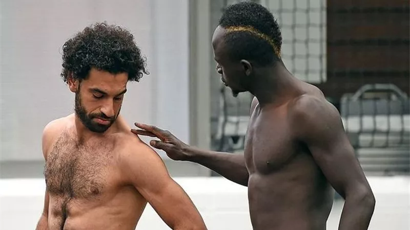 على غرار محمد صلاح.. عضلات ساديو مانى تخطف الألمان فى أول مرانه له مع البايرن