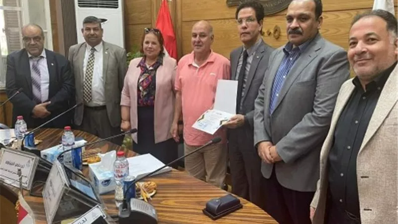 نائبا رئيس جامعة بنها والأمين العام يشهدون احتفالية لتكريم ٣ من العاملين