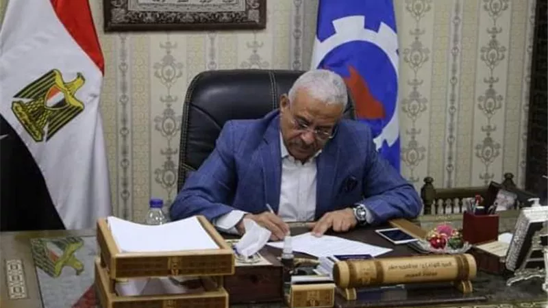 محافظ السويس يوقع على 250 حالة تصالح علي مخالفات البناء بحى عتاقة