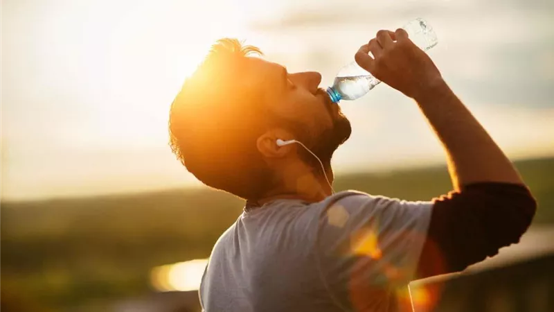 مشروبات هامة يجب عليك تناولها للترطيب على جسمك بعد يوم حار ومرهق