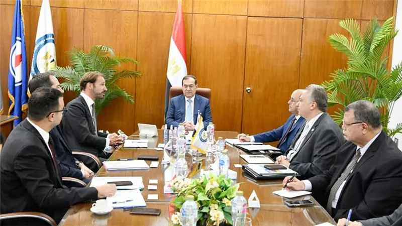 وزير البترول يبحث مع بنك سوسيتيه جنرال الفرنسى تمويل عدد من المشروعات