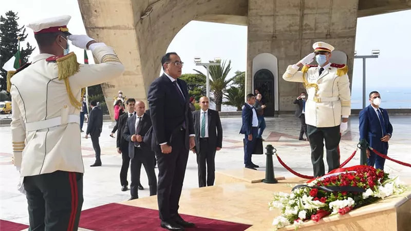رئيس الوزراء يزور مقام الشهيد بالعاصمة الجزائرية ويضع إكليلا من الزهور