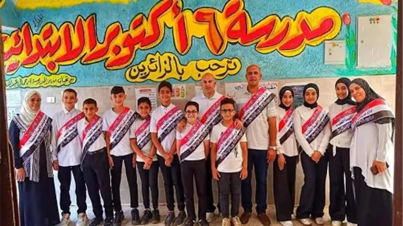 مدير ووكيل تعليم غرب شبرا يهنئان الطلاب الحاصلين علي المركز الثالث فى مسابقة أوائل الطلبة