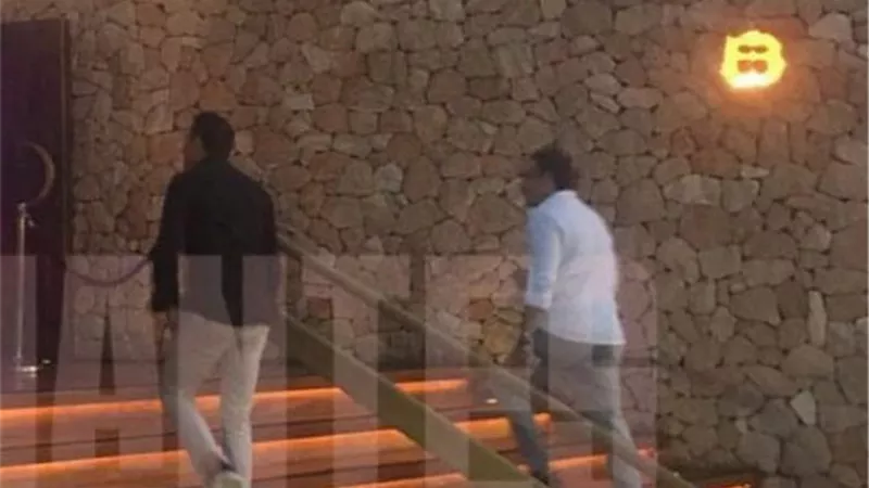 صور .. تشافى يلتقى ليفاندوفسكى فى اسبانيا