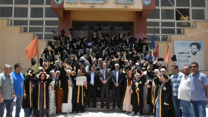 السادات تحتفل بإنتهاء أعمال إمتحانات الدفعة الثانية لبكالوريوس الصيدلة بالجامعة