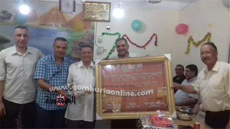 مدير إدارة منشأة القناطر التعليمية يكرم زكريا عامر لبلوغه سن المعاش