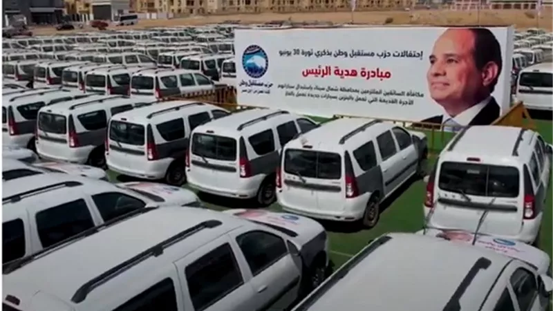 مستقبل وطن يسلم سائفى شمال سيناء سيارات جديدة تعمل بالغاز.. فيديو