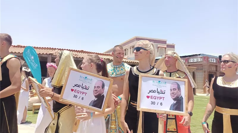 بأعلام مصر وصور الرئيس..فنادق الغردقة تنظم احتفالية كبرى بمشاركة السائحين بمناسبة ذكرى ثورة 30 يونيو
