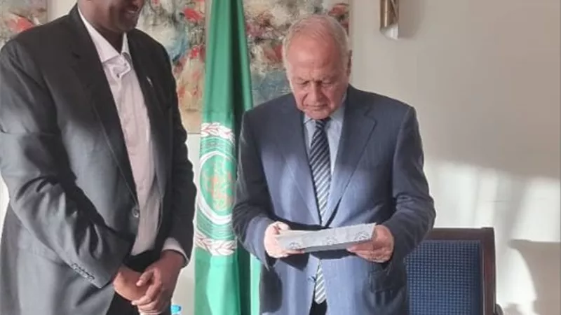 مبعوث الرئيس الصومالي يسلم الامين العام للجامعة العربية رسالة يناشد فيها الجميع بعدم التخلى عن الشعب المتضرر من الجفاف