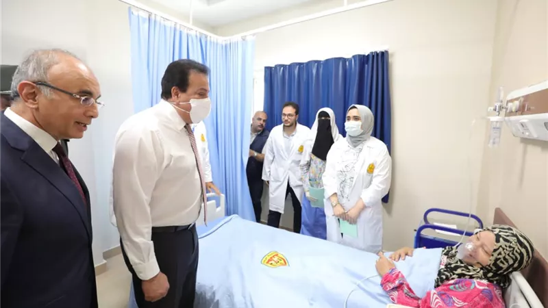 وزير التعليم العالي يتفقد المستشفى الجامعي بالعاشر من رمضان