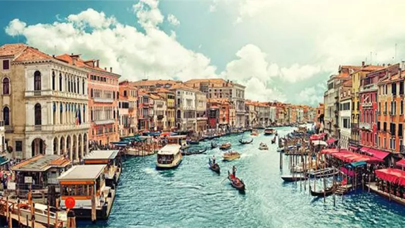 مدينة إيطالية تفرض رسوم دخول على الزائرين لتخفيف حركة السياحة