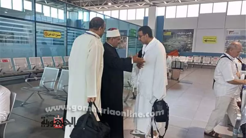 بالصور.. نشاط البحوث الإسلامية للتوعية بالحج والعمرة في مطارات القاهرة وبرج العرب والأقصر