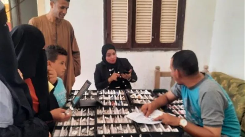 فحص ٢٥٥ مريض عيون فى قافلة طبية بشرق الأقصر