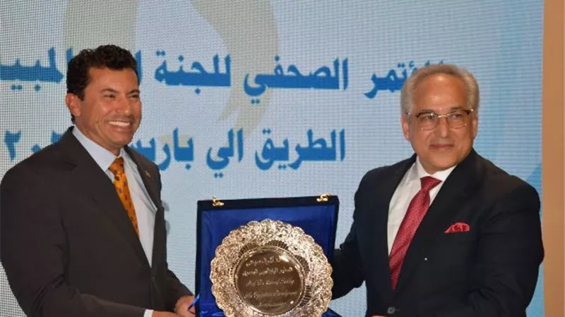 اللجنة البارالمبية تمنح وزير الشباب والرياضة لقب السفير البارالمبي المصري