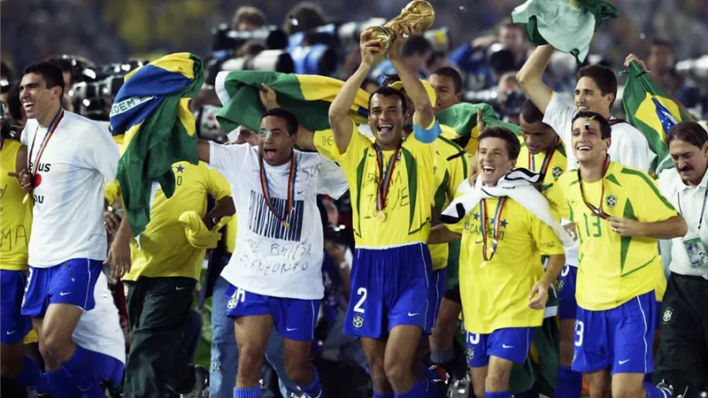 كافو يحتفي بمرور 20 عاماً على قيادته البرازيل للفوز بكأس العالم 2002..صور