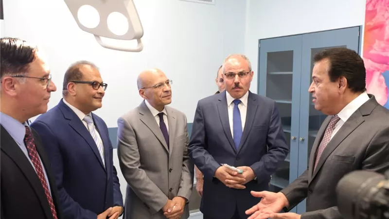 وزير التعليم العالي يزور جامعة قناة السويس ويفتتح عددًا من المنشآت الطبية