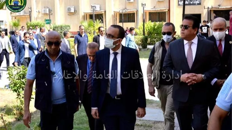 تفاصيل زيارة وزير التعليم العالي لمستشفى أورام الإسماعيلية..صور