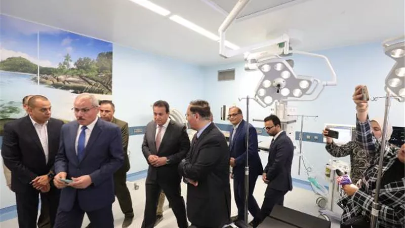 وزير التعليم العالي يفتتح عددًا من المنشآت الطبية بجامعة قناة السويس