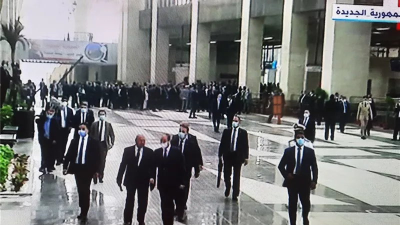 الرئيس السيسي يقوم بجولة تفقدية داخل محطة عدلي منصور ..صور