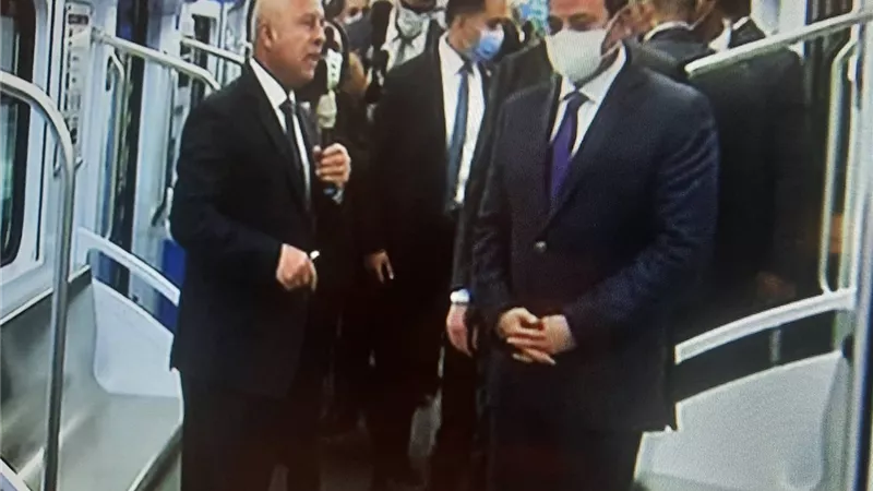 الرئيس السيسى يتفقد القطار الكهربائى الخفيف