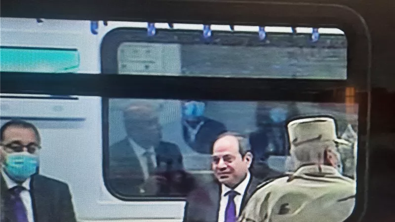 الرئيس السيسى يستقل القطار الكهربائى ايذانا ببدء تشغيله