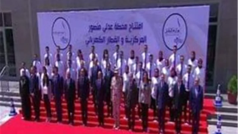 السيسي يلتقط صورة تذكارية عقب جولته بمحطة بدر الخاصة بالقطار الكهربائى
