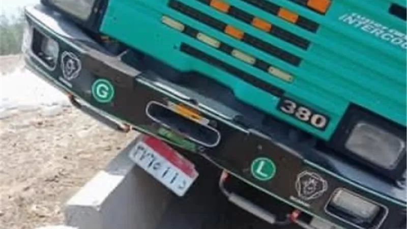 تعطيل طريق رافد جمصه بعد اصطدام سيارة نقل بالحائط الخرساني في الدقهلية