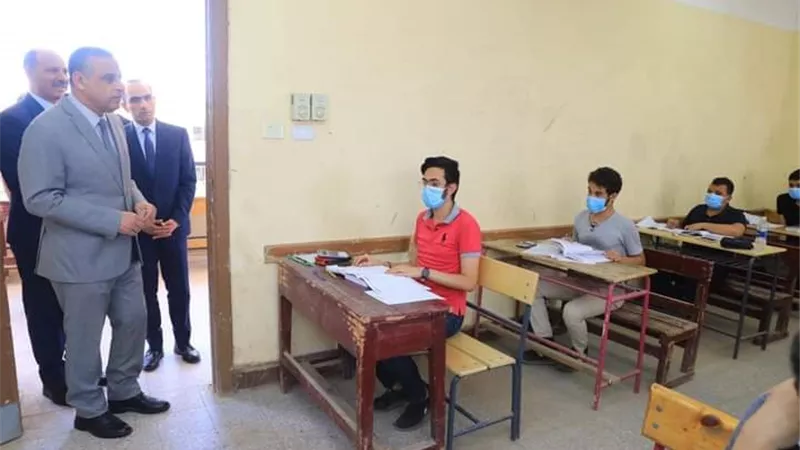 محافظ سوهاج يتفقد عددا من لجان امتحانات الثانوي العام.. صور