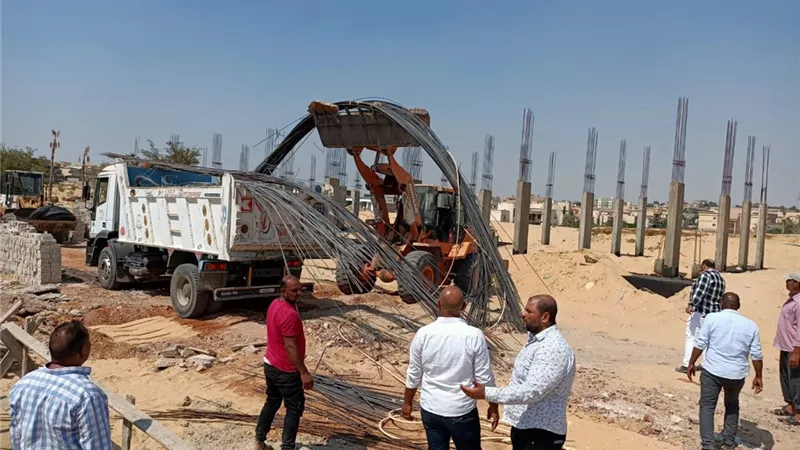 جهاز مدينة العبور يتحفظ على ٧طن حديد فى حملة على القطع المخالفة.. بالصور