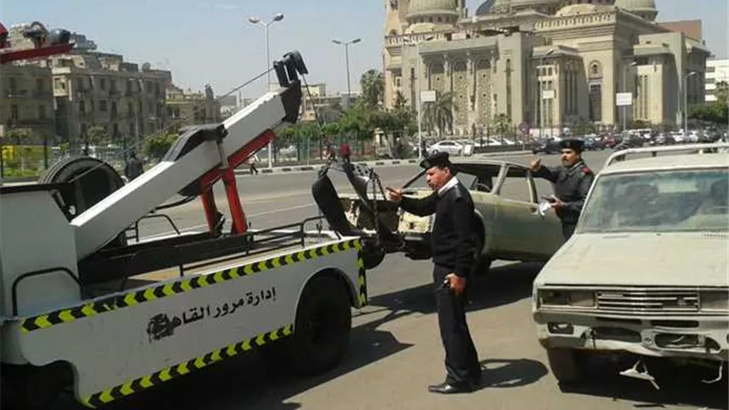 متروكة ومتهالكة.. الداخلية: رفع 62 سيارة من الشوارع