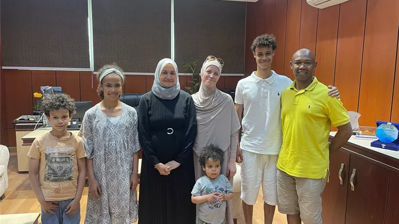 رئيس مركز تطوير تعليم الطلاب الوافدين تستقبل أسرة دنماركية