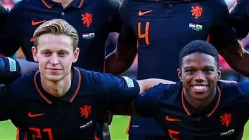 نجم منتخب هولندا يخضع للكشف الطبي في مانشستر يونايتد