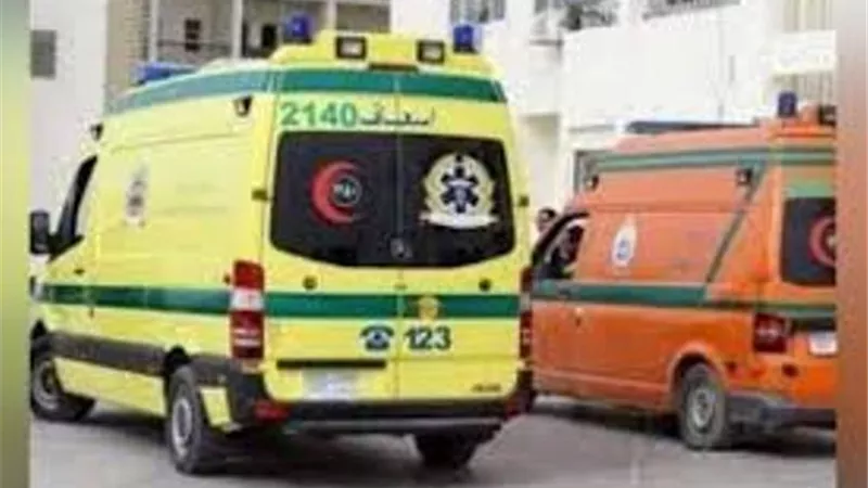انقلاب سيارة إسعاف وإصابة قائدها ومسعف بالإسماعيلية