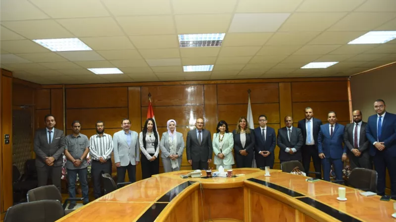 رئيس جامعة أسيوط يستعرض تفعيل كارت 