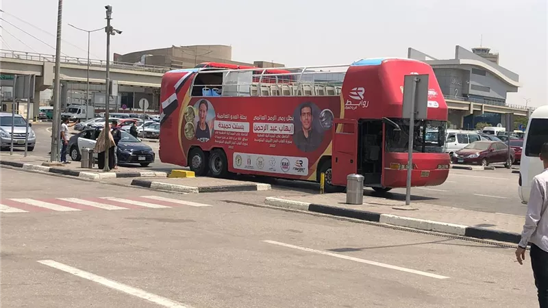 أتوبيس مكشوف يستعد لاستقبال البطلة بسنت حميدة وايهاب عبد الرحمن بمطار القاهرة
