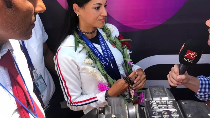 بعثة منتخب ألعاب القوى تعود من الجزائر أتوبيس مكشوف يستقبل البطلة بسنت حميدة وايهاب عبد الرحمن بمطار القاهرة