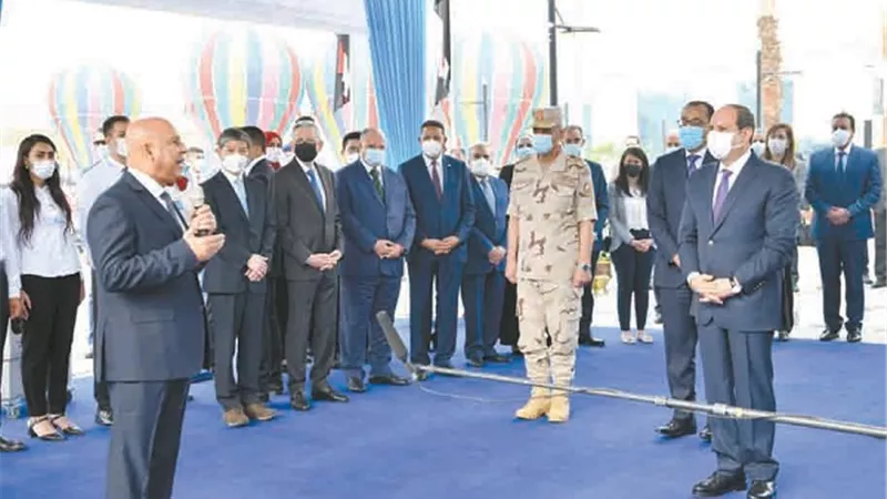 140 كيلو متراً أسوار.. علي طول المسار من الجانبين