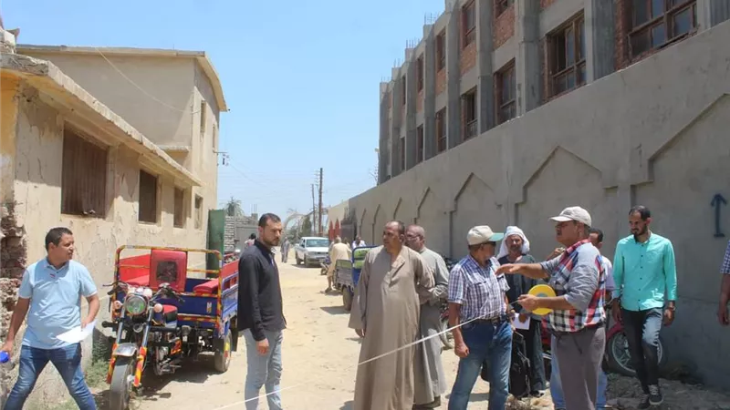 تسليم أرض محطة رفع الصرف الصحى في دشاشة بسمسطا ..صور