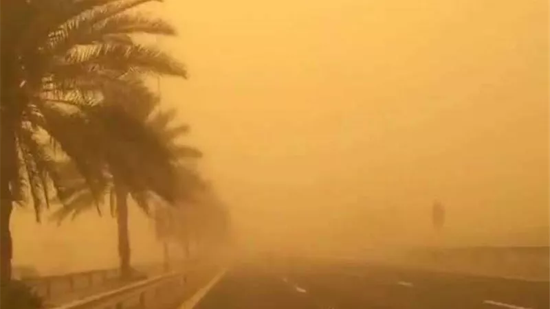 عاصفة رملية تتسبب في إغلاق المدارس والمكاتب الحكومية في العاصمة الإيرانية